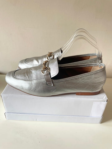 A PIEDI SILVER LEATHER FLAT LOAFERS SIZE 7/40