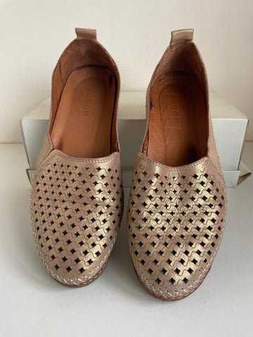 SHOON GOLD COMFORT LEATHER FLATS SIZE 7/40