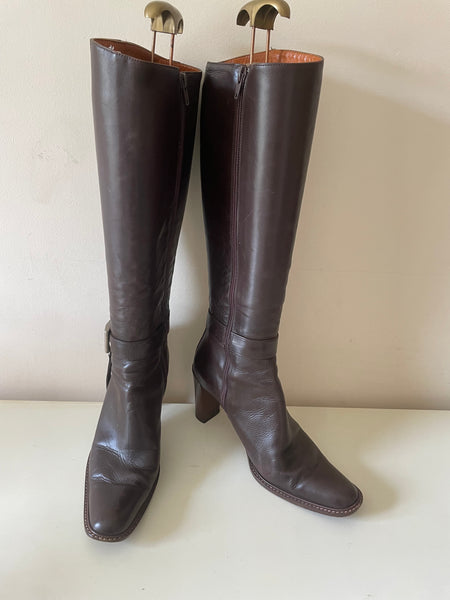 EPISODE DARK BROWN LEATHER BUCKLE TRIM KNEE LENGTH HEELED BOOTS SIZE 5/38