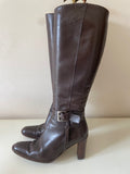 EPISODE DARK BROWN LEATHER BUCKLE TRIM KNEE LENGTH HEELED BOOTS SIZE 5/38