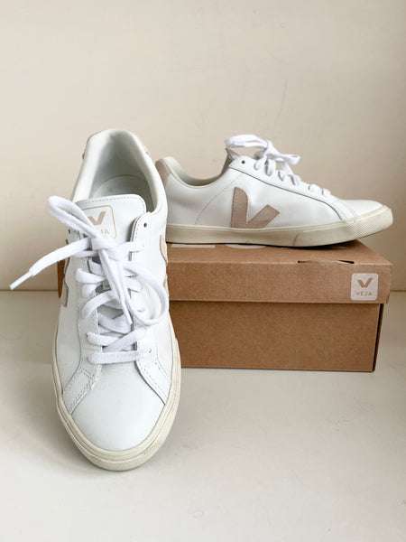 VEJA ESPLAR LOGO LEATHER EXTRA WHITE /SABLE TRAINERS SIZE 5/38