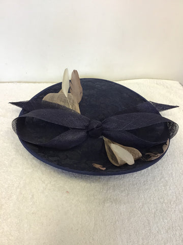 UNBRANDED DARK NAVY BLUE LACE HATINATOR WITH BOW & BEIGE/BROWN FEATHERS