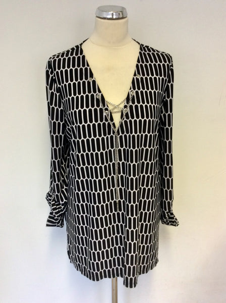 MICHAEL KORS BLACK & WHITE PRINT LACE UP CHAIN TRIM TOP SIZE L