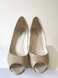 LK BENNETT CAMEL PATENT LEATHER  PEEPTOE HEELS & MATCHING CLUTCH BAG SIZE 5/38